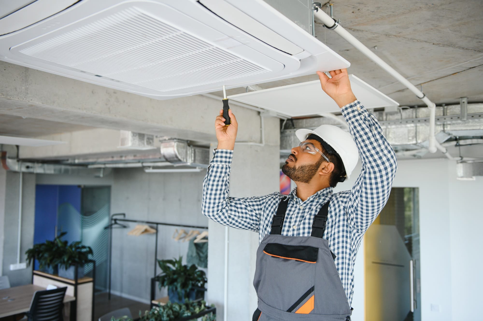 specialist repairs the air conditioner